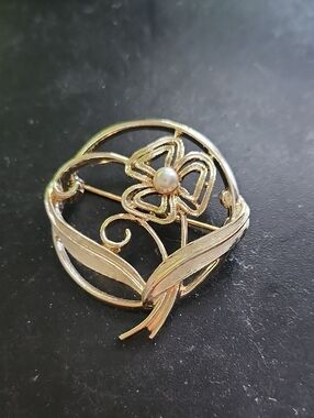 Vintage Gold-Tone Floral Pearl Center Brooch - Women's Jewelry
